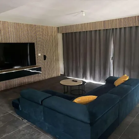 Jolie Avec Piscine Villa